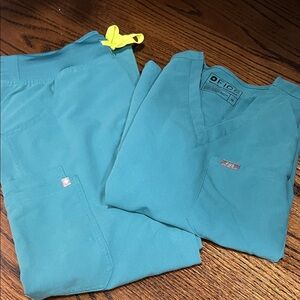 Figs Women’s Teal scrub set, size XS/S